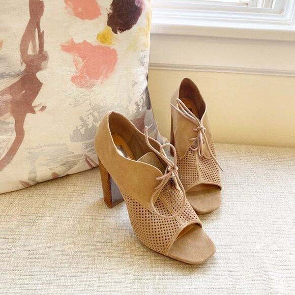 NEW Dolce Vita Beige Lace Up Ankle Booties Size 10 - Picture 1 of 5